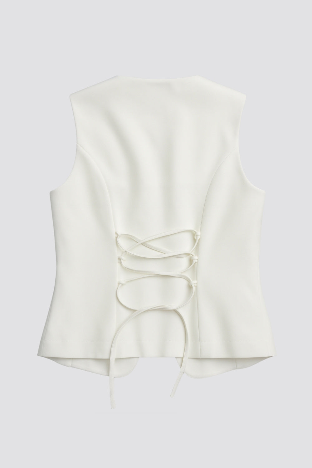 Chaleco ajustado de cuello redondo, pinzas frontales, fit recto, cierre frontal con hilera de botones en contraste, abertura frontal en bajo y lazado ajustable posterior.