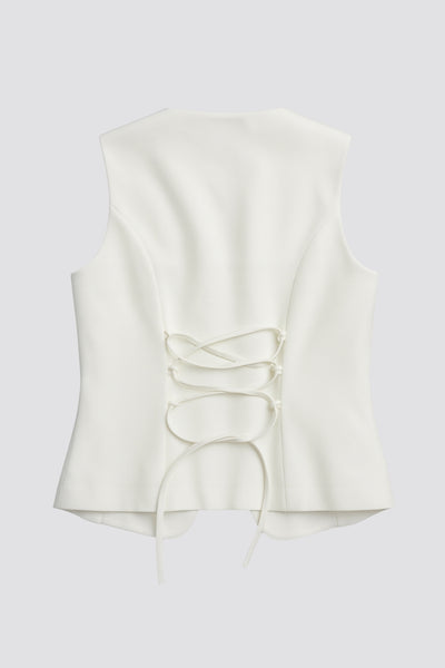 Chaleco ajustado de cuello redondo, pinzas frontales, fit recto, cierre frontal con hilera de botones en contraste, abertura frontal en bajo y lazado ajustable posterior.