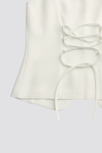 Chaleco ajustado de cuello redondo, pinzas frontales, fit recto, cierre frontal con hilera de botones en contraste, abertura frontal en bajo y lazado ajustable posterior.