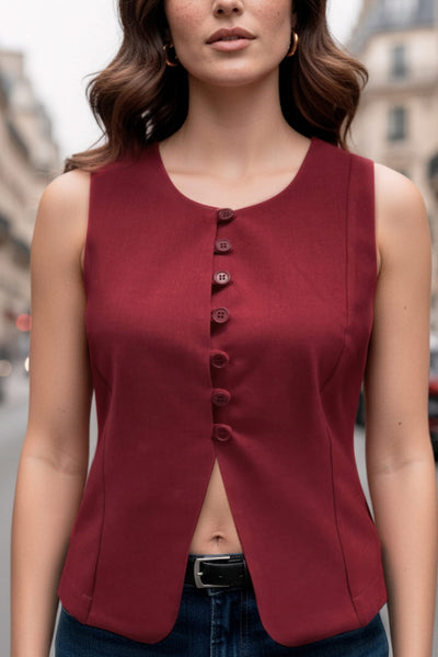 Chaleco ajustado de cuello redondo, pinzas frontales, fit recto, cierre frontal con hilera de botones en contraste, abertura frontal en bajo y lazado ajustable posterior.