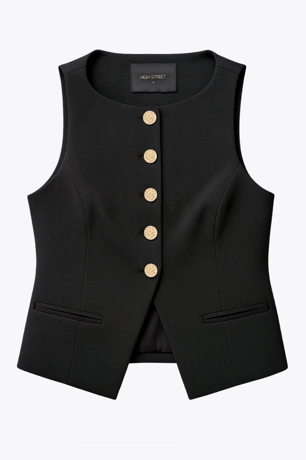 Chaleco corto de fit ajustado, cuello redondo, pinzas frontales, vivos decorativos y abertura frontal en bajo. Cierre frontal con hilera de botones en contraste.