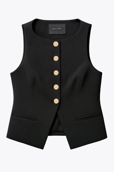Chaleco corto de fit ajustado, cuello redondo, pinzas frontales, vivos decorativos y abertura frontal en bajo. Cierre frontal con hilera de botones en contraste.