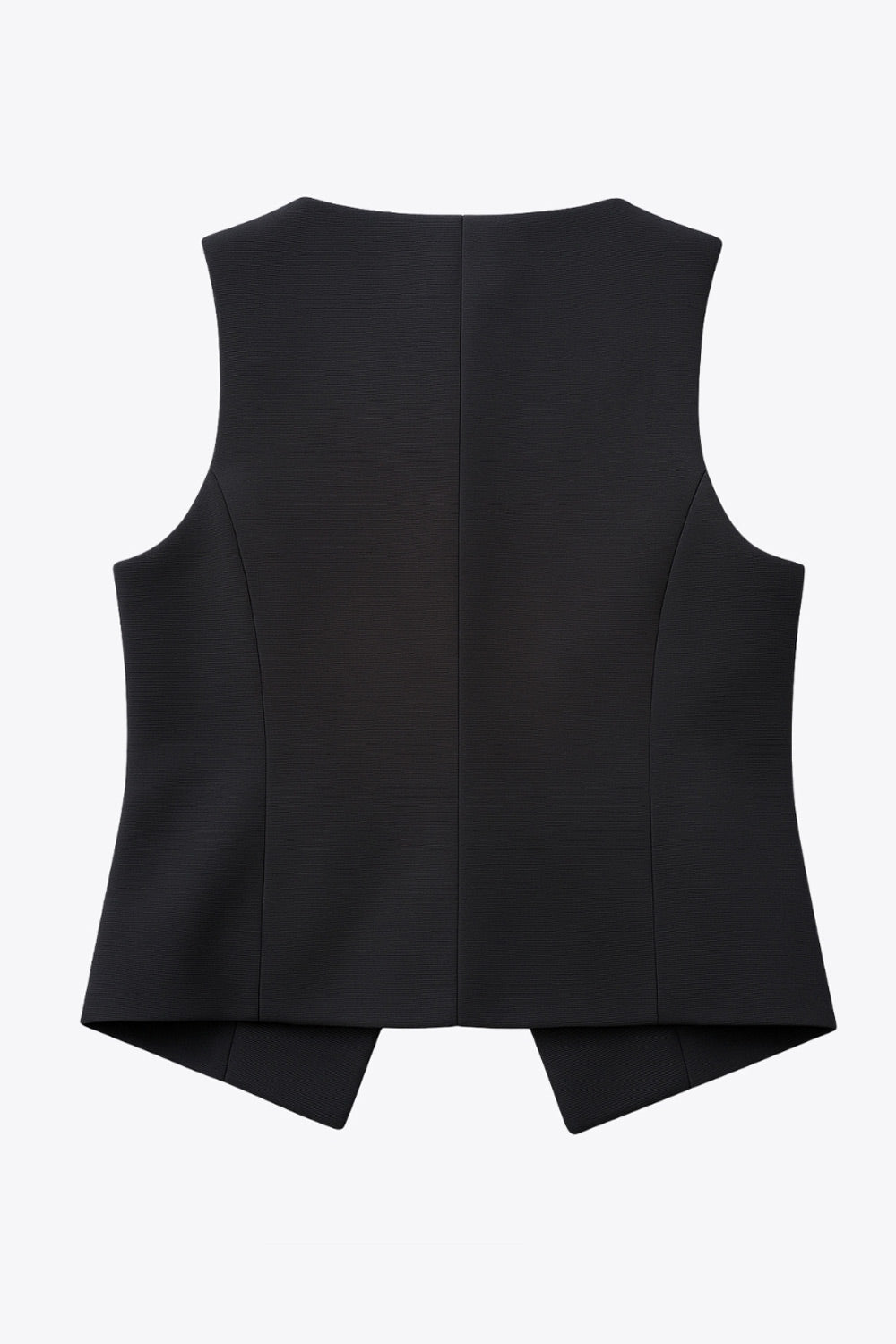 Chaleco corto de fit ajustado, cuello redondo, pinzas frontales, vivos decorativos y abertura frontal en bajo. Cierre frontal con hilera de botones en contraste.