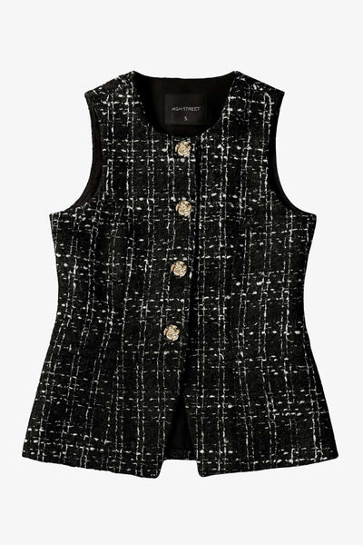 Chaleco de bouclé fit ajustado, cuello redondo, vivos decorativos frontales, cierre con hilera de botones en contraste y abertura frontal en bajo.