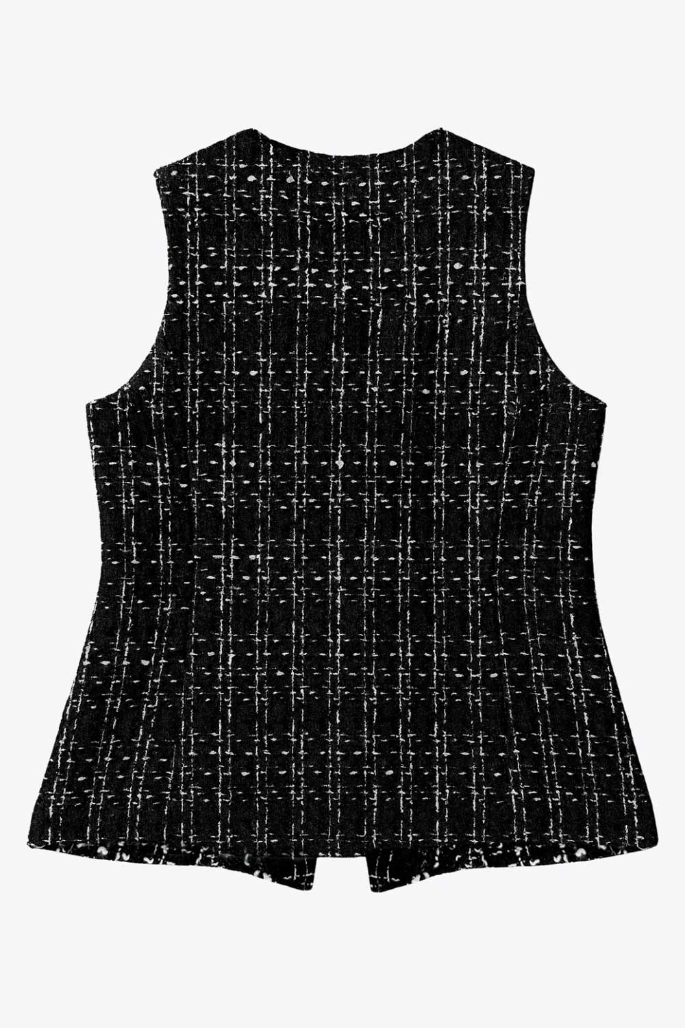 Chaleco de bouclé fit ajustado, cuello redondo, vivos decorativos frontales, cierre con hilera de botones en contraste y abertura frontal en bajo.