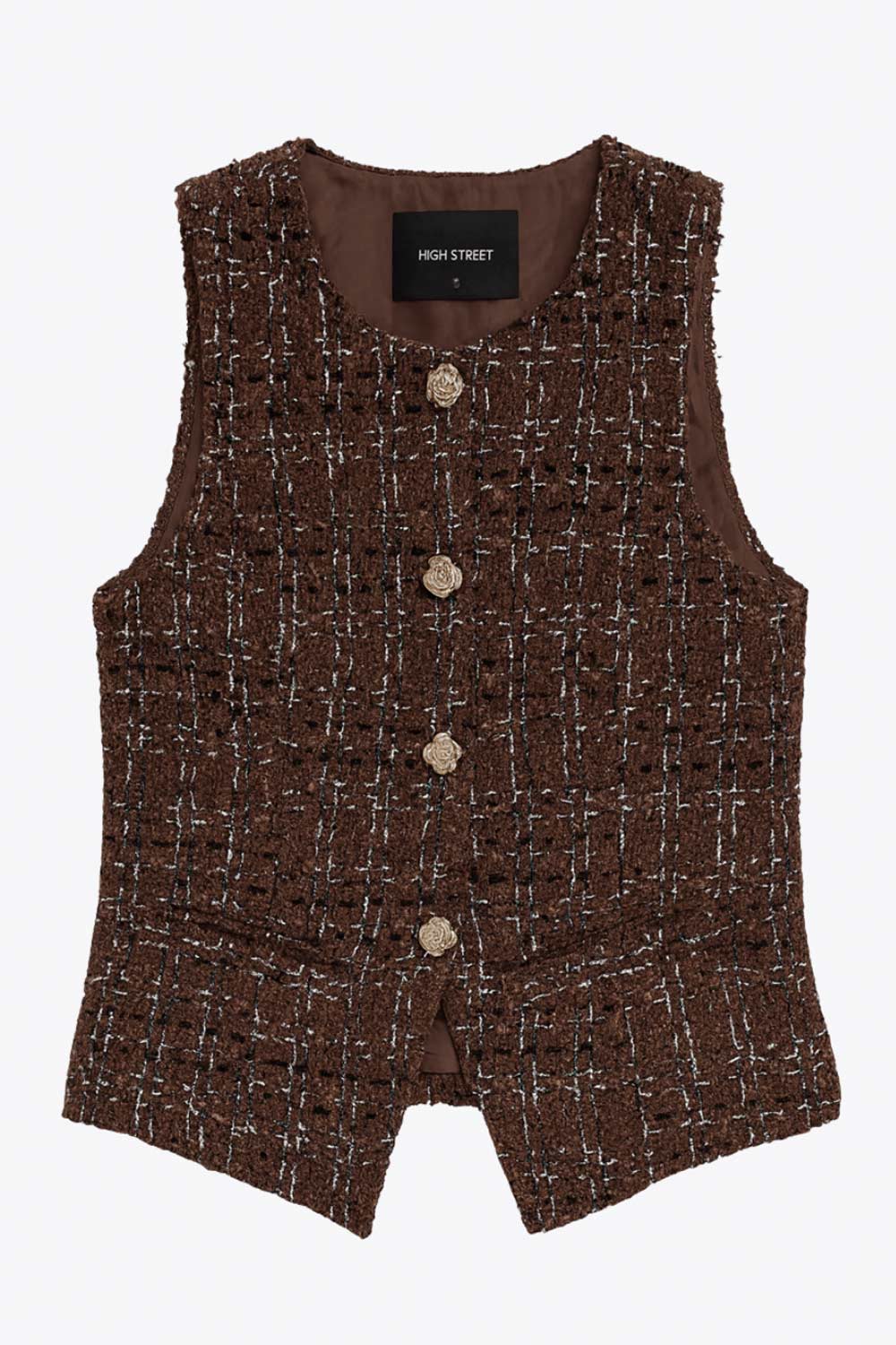 Chaleco de bouclé fit ajustado, cuello redondo, vivos decorativos frontales, cierre con hilera de botones en contraste y abertura frontal en bajo.