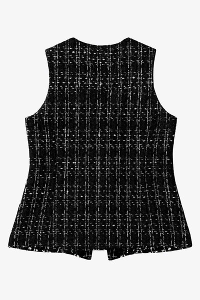 Chaleco de bouclé fit ajustado, cuello redondo, vivos decorativos frontales, cierre con hilera de botones en contraste y abertura frontal en bajo.