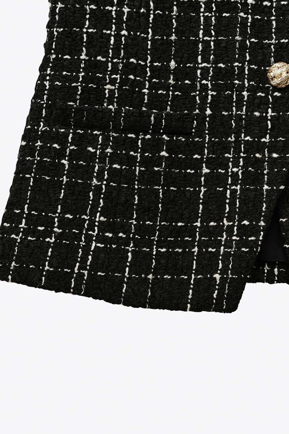 Chaleco de bouclé fit ajustado, cuello redondo, vivos decorativos frontales, cierre con hilera de botones en contraste y abertura frontal en bajo.