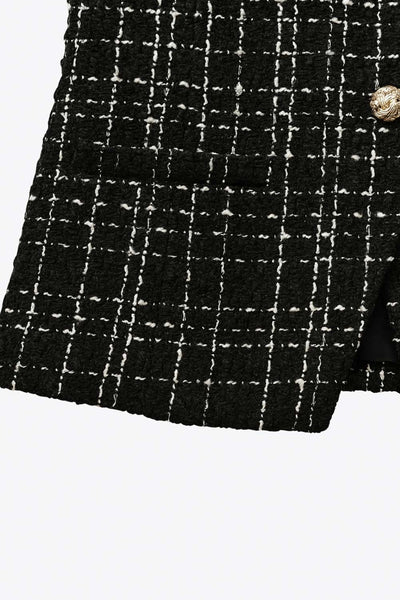 Chaleco de bouclé fit ajustado, cuello redondo, vivos decorativos frontales, cierre con hilera de botones en contraste y abertura frontal en bajo.