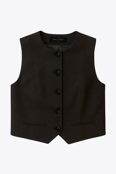 Chaleco de fit ajustado, cuello redondo, pinzas frontales, vivos decorativos frontales, cierre frontal con hilera de botones en contraste y abertura frontal en bajo.