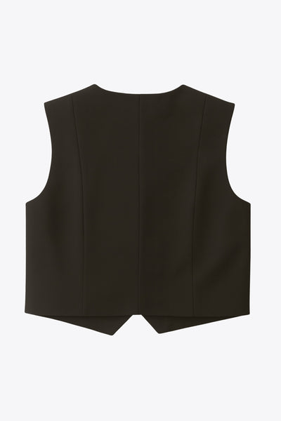 Chaleco de fit ajustado, cuello redondo, pinzas frontales, vivos decorativos frontales, cierre frontal con hilera de botones en contraste y abertura frontal en bajo.