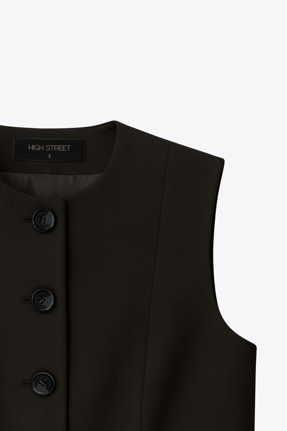 Chaleco de fit ajustado, cuello redondo, pinzas frontales, vivos decorativos frontales, cierre frontal con hilera de botones en contraste y abertura frontal en bajo.