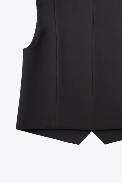 Chaleco de fit ajustado, cuello redondo, pinzas frontales, vivos decorativos frontales, cierre frontal con hilera de botones en contraste y abertura frontal en bajo.