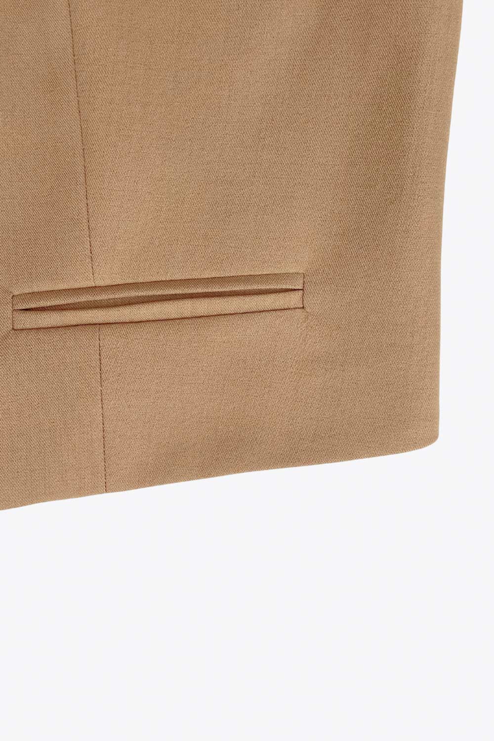 Chaleco de fit ajustado, cuello redondo, pinzas frontales, vivos decorativos frontales, cierre frontal con hilera de botones en contraste y abertura frontal en bajo.