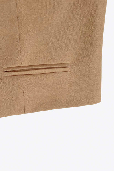 Chaleco de fit ajustado, cuello redondo, pinzas frontales, vivos decorativos frontales, cierre frontal con hilera de botones en contraste y abertura frontal en bajo.