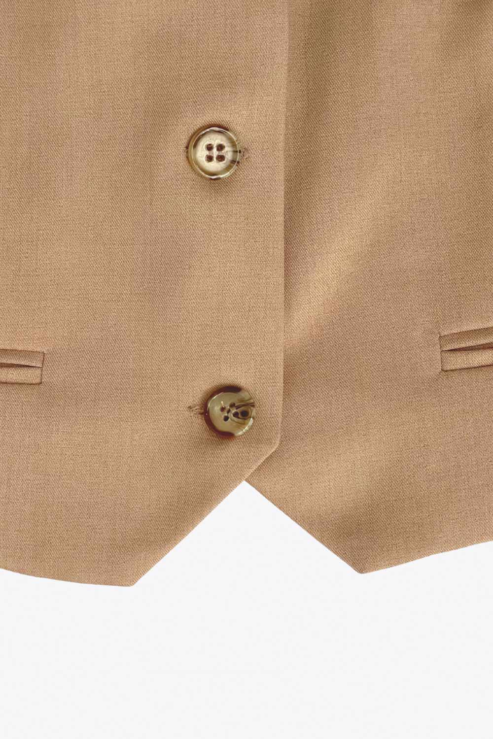 Chaleco de fit ajustado, cuello redondo, pinzas frontales, vivos decorativos frontales, cierre frontal con hilera de botones en contraste y abertura frontal en bajo.