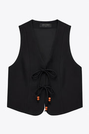 Chaleco de fit recto, pinzas frontales, escote v redondeado y cierre frontal de lazos amarrables con detalle en contraste.