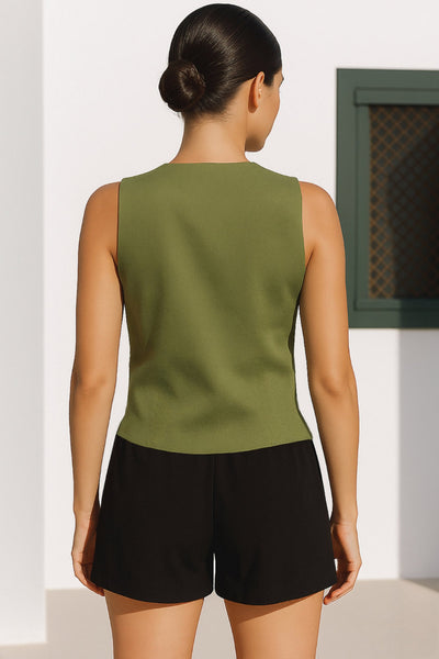 Blusa sin mangas, de fit recto, pinzas frontales, escote v redondeado y cierre frontal de lazos amarrables con detalle en contraste.