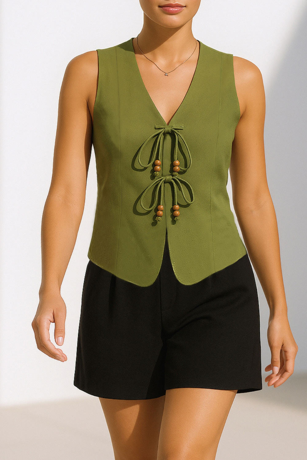 Blusa sin mangas, de fit recto, pinzas frontales, escote v redondeado y cierre frontal de lazos amarrables con detalle en contraste.