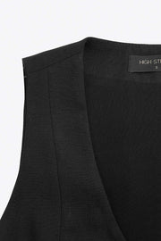 Chaleco de fit recto, pinzas frontales, escote v redondeado y cierre frontal de lazos amarrables con detalle en contraste.