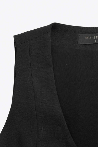 Chaleco de fit recto, pinzas frontales, escote v redondeado y cierre frontal de lazos amarrables con detalle en contraste.