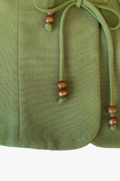 Blusa sin mangas, de fit recto, pinzas frontales, escote v redondeado y cierre frontal de lazos amarrables con detalle en contraste.