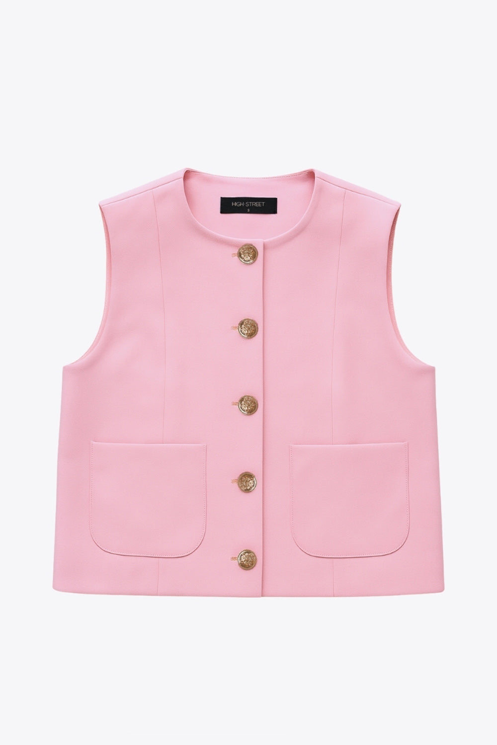 Chaleco corto de fit recto, cuello redondo, pinzas frontales, bolsillos delanteros de parche y cierre frontal con hilera de botones en contraste.