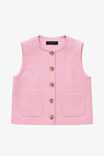 Chaleco corto de fit recto, cuello redondo, pinzas frontales, bolsillos delanteros de parche y cierre frontal con hilera de botones en contraste.