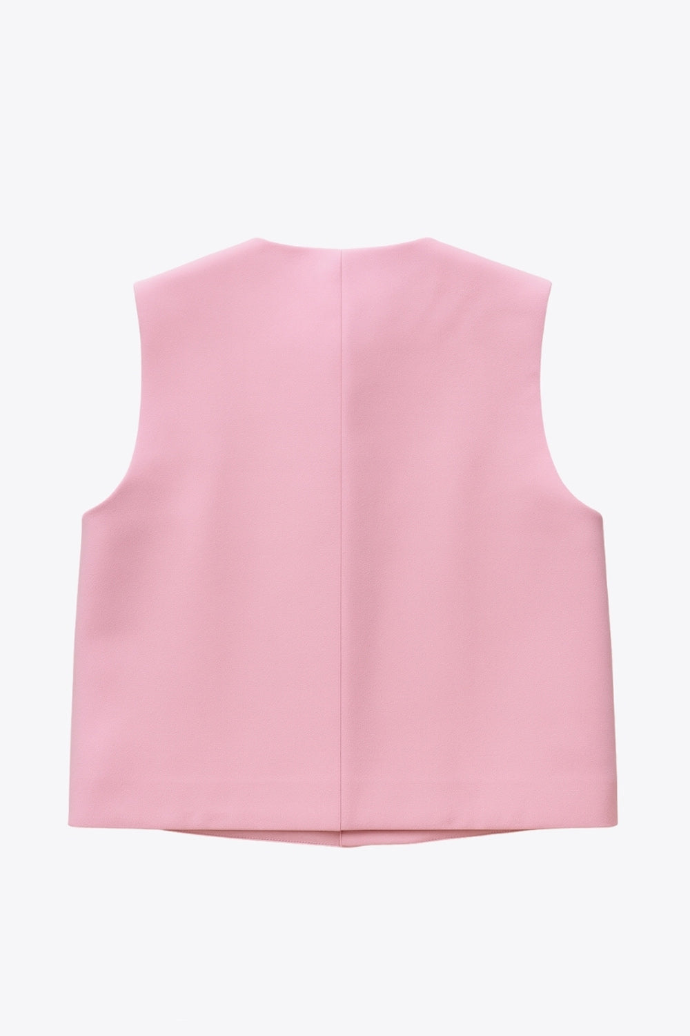 Chaleco corto de fit recto, cuello redondo, pinzas frontales, bolsillos delanteros de parche y cierre frontal con hilera de botones en contraste.