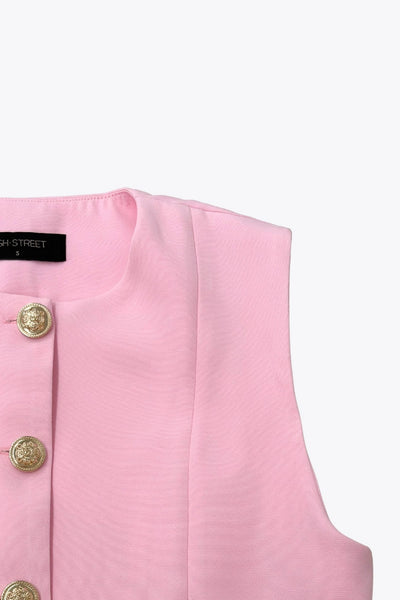 Chaleco corto de fit recto, cuello redondo, pinzas frontales, bolsillos delanteros de parche y cierre frontal con hilera de botones en contraste.