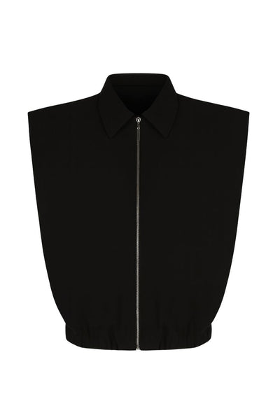 Chaleco corto de fit abullonado, con hombreras, cuello sport y cierre frontal con cremallera visible en contraste.