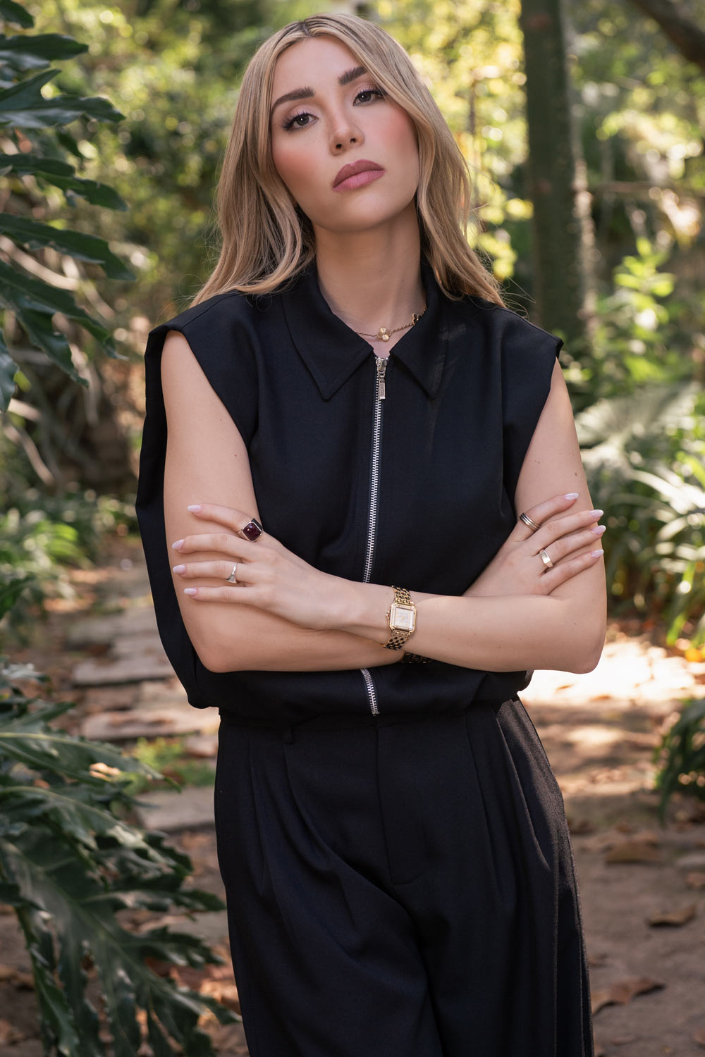 Chaleco corto de fit abullonado, con hombreras, cuello sport y cierre frontal con cremallera visible en contraste.