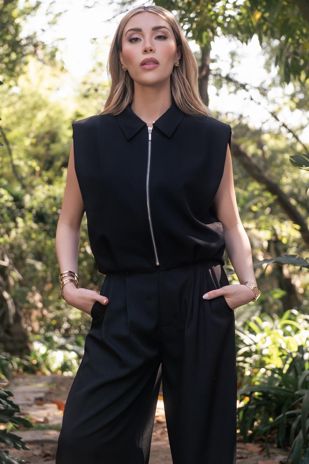 Chaleco corto de fit abullonado, con hombreras, cuello sport y cierre frontal con cremallera visible en contraste.