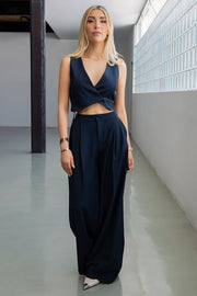 Chaleco corto, escote v cruzado, fit ajustado, bajo v curveado frontal y cierre con trabilla lateral ajustable.