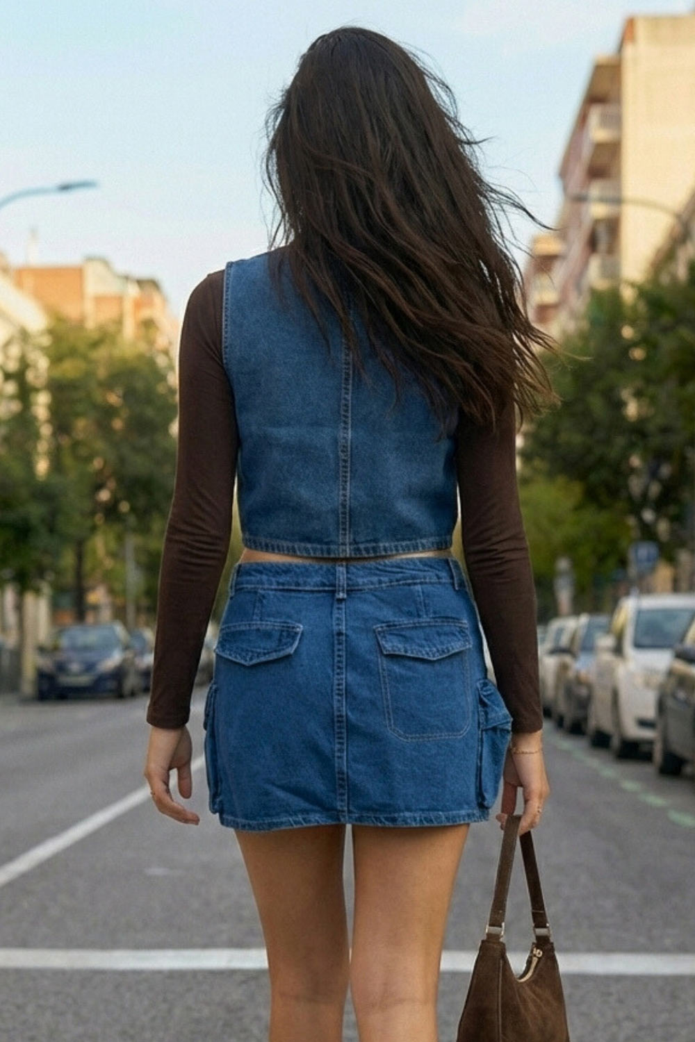 Chaleco corto de denim, escote v, pinzas con costuras frontales y cierre frontal con hilera de botones.