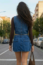 Chaleco corto de denim, escote v, pinzas con costuras frontales y cierre frontal con hilera de botones.