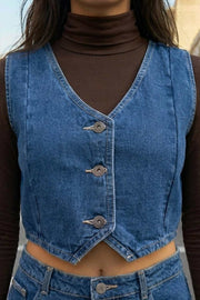 Chaleco corto de denim, escote v, pinzas con costuras frontales y cierre frontal con hilera de botones.
