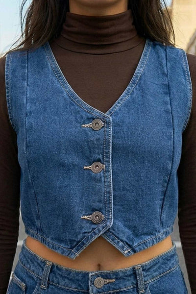 Chaleco corto de denim, escote v, pinzas con costuras frontales y cierre frontal con hilera de botones.