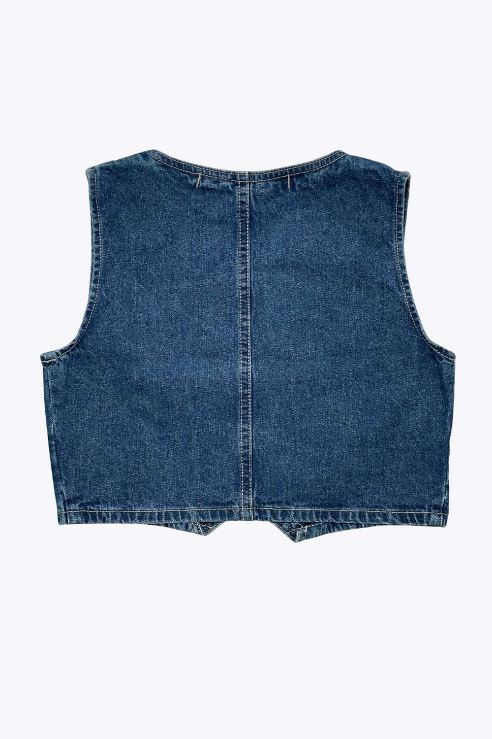 Chaleco corto de denim, escote v, pinzas con costuras frontales y cierre frontal con hilera de botones.