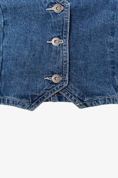 Chaleco corto de denim, escote v, pinzas con costuras frontales y cierre frontal con hilera de botones.