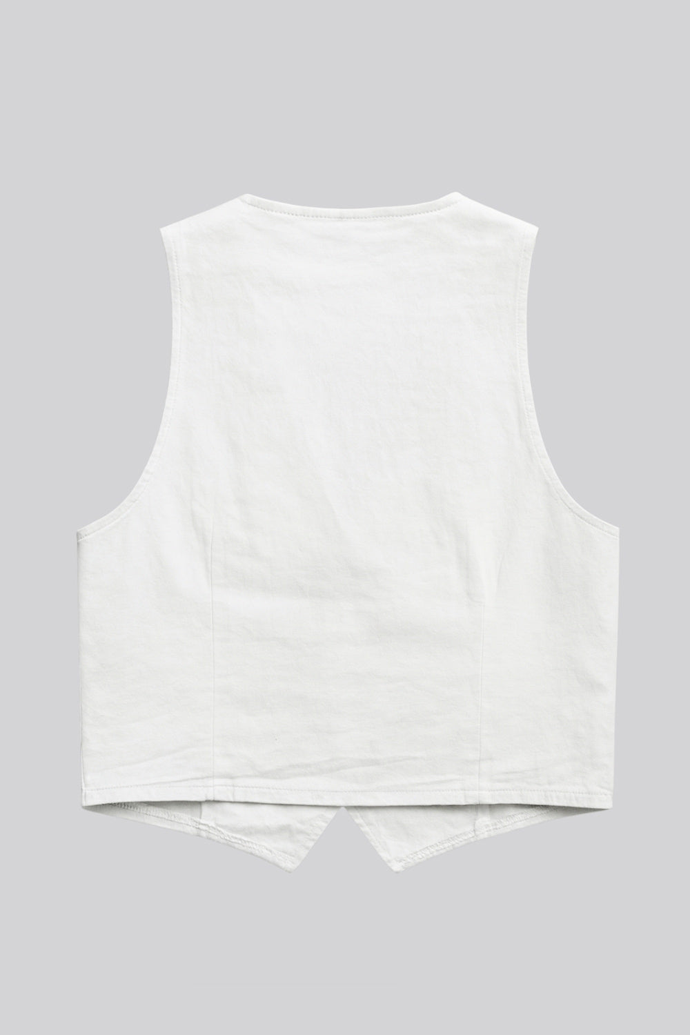 Chaleco corto de denim, fit ajustado, costuras frontales, escote v u y bajo v frontal. Cierre frontal con hilera de botones en contraste.