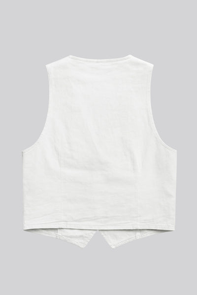 Chaleco corto de denim, fit ajustado, costuras frontales, escote v u y bajo v frontal. Cierre frontal con hilera de botones en contraste.