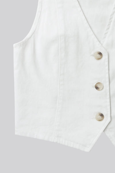 Chaleco corto de denim, fit ajustado, costuras frontales, escote v u y bajo v frontal. Cierre frontal con hilera de botones en contraste.