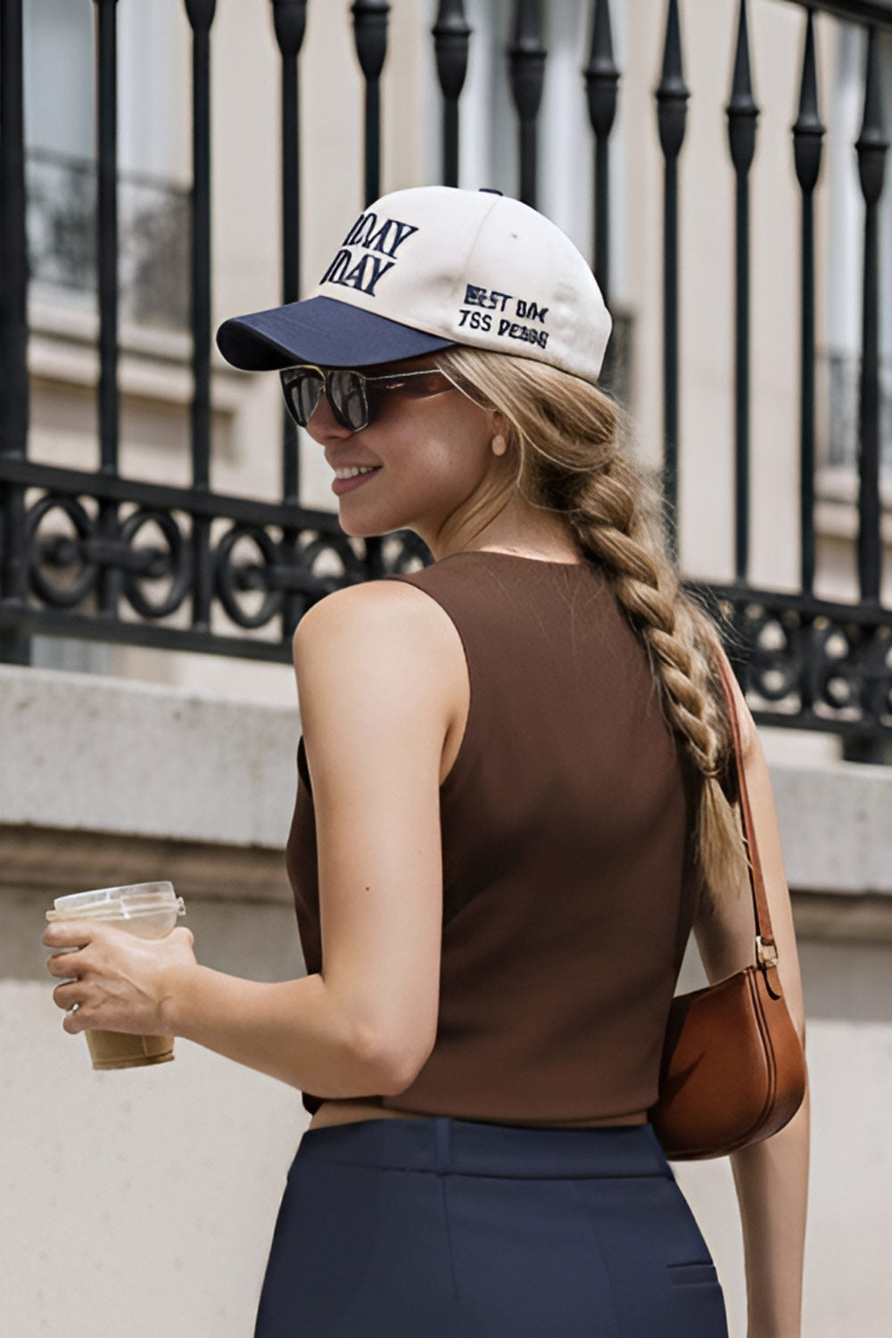 Chaleco corto de fit recto, cuello redondo y cierre frontal con hilera de botones en contraste. Detalle de abertura frontal en bajo.