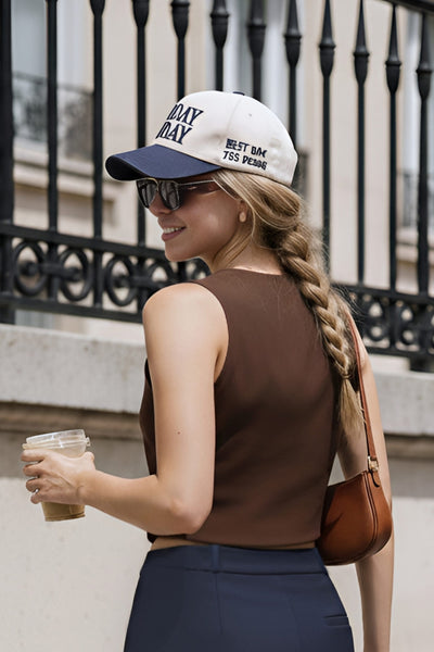 Chaleco corto de fit recto, cuello redondo y cierre frontal con hilera de botones en contraste. Detalle de abertura frontal en bajo.