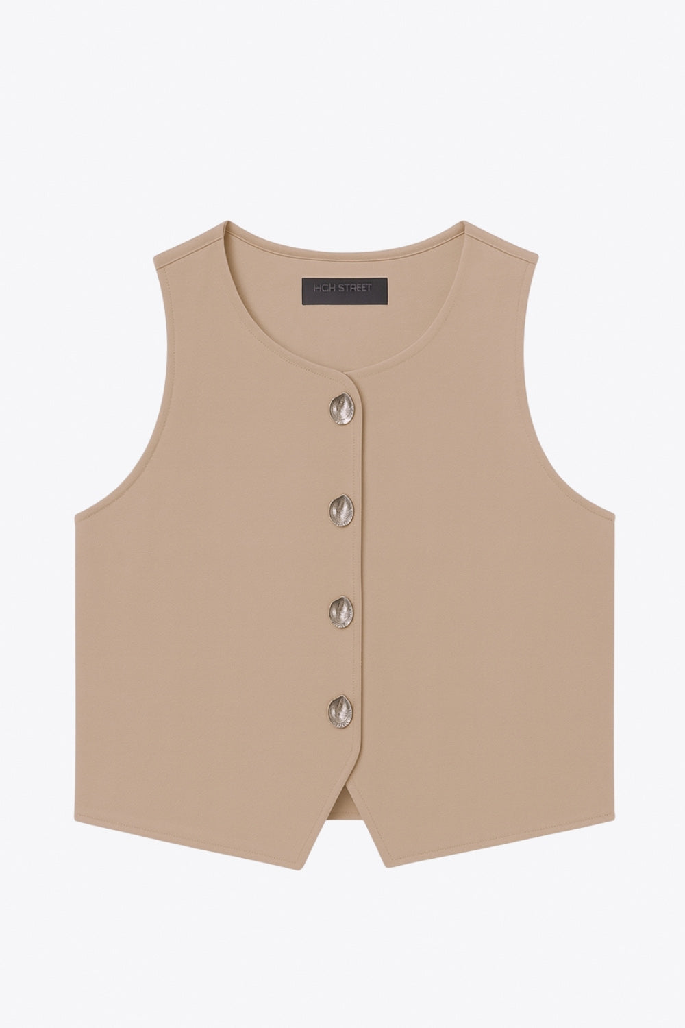 Chaleco corto de fit recto, cuello redondo y cierre frontal con hilera de botones en contraste. Detalle de abertura frontal en bajo.