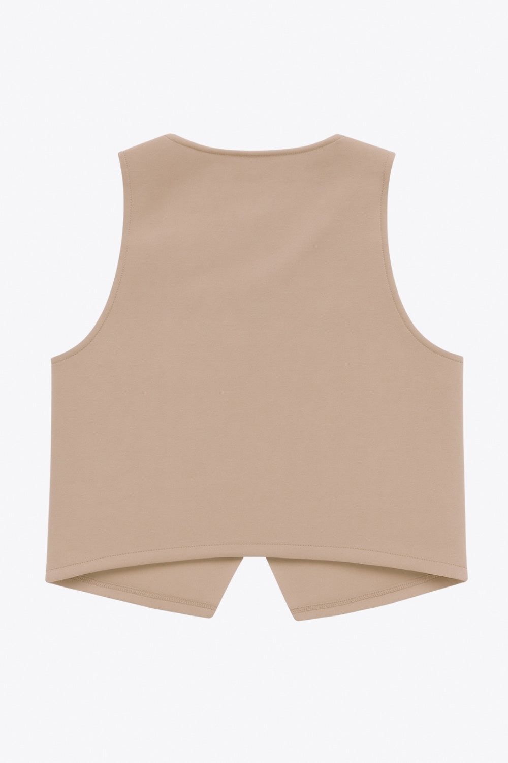 Chaleco corto de fit recto, cuello redondo y cierre frontal con hilera de botones en contraste. Detalle de abertura frontal en bajo.