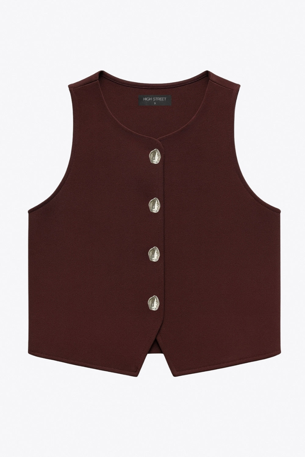 Chaleco corto de fit recto, cuello redondo y cierre frontal con hilera de botones en contraste. Detalle de abertura frontal en bajo.