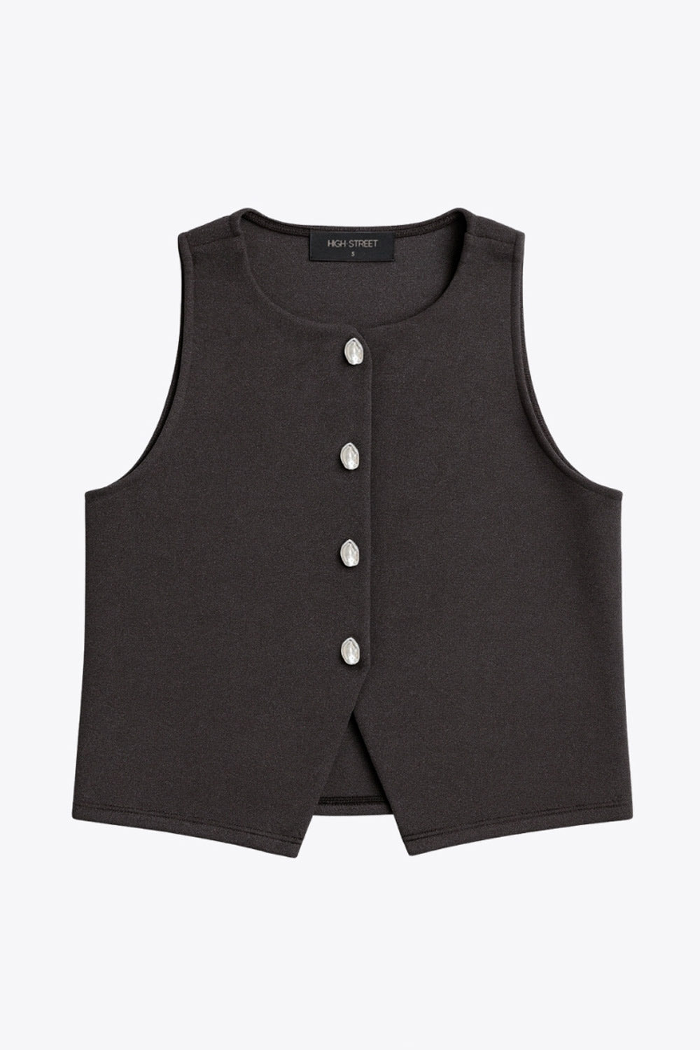 Chaleco corto de fit recto, cuello redondo y cierre frontal con hilera de botones en contraste. Detalle de abertura frontal en bajo.