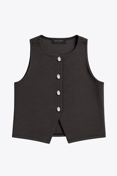 Chaleco corto de fit recto, cuello redondo y cierre frontal con hilera de botones en contraste. Detalle de abertura frontal en bajo.